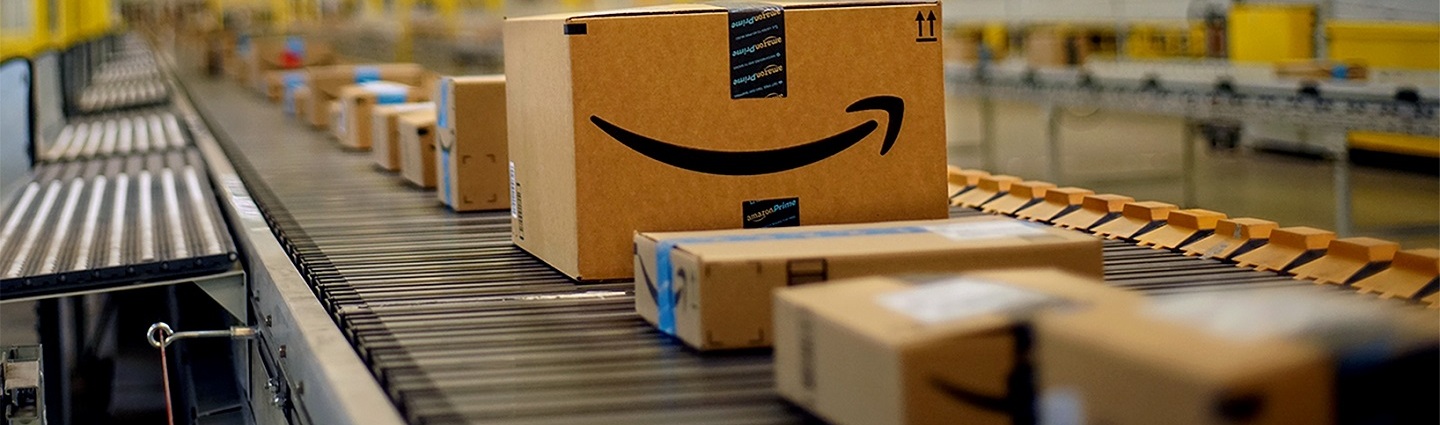 Amazon has reached an agreement with employees who were fired for criticizing working conditions.