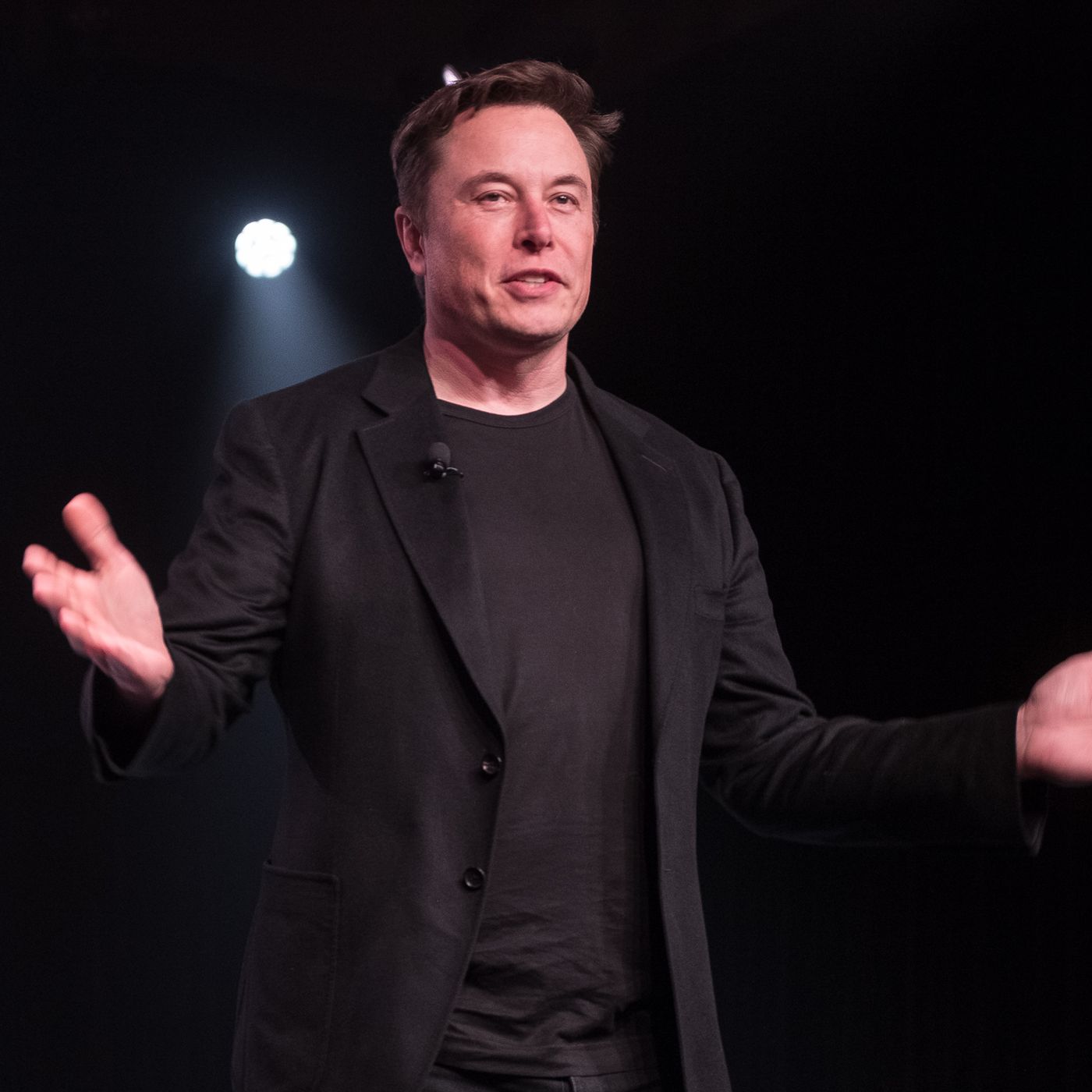 It appears like Amazon.com is going after SpaceX CEO Elon Musk in an FCC spat